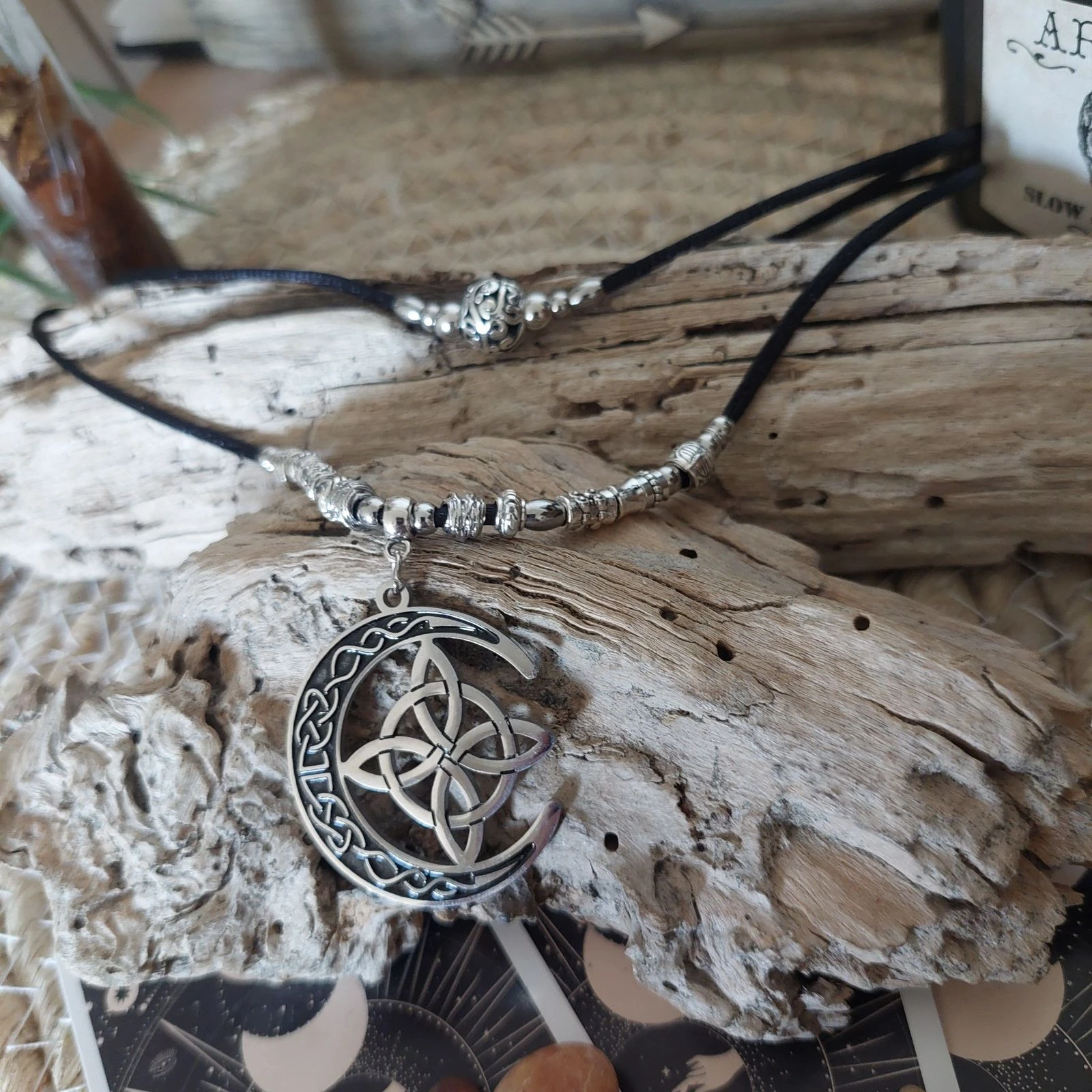 Colar boho-místico de dois colares, lua arabesco nó de bruxa, cetim preto – photo 3